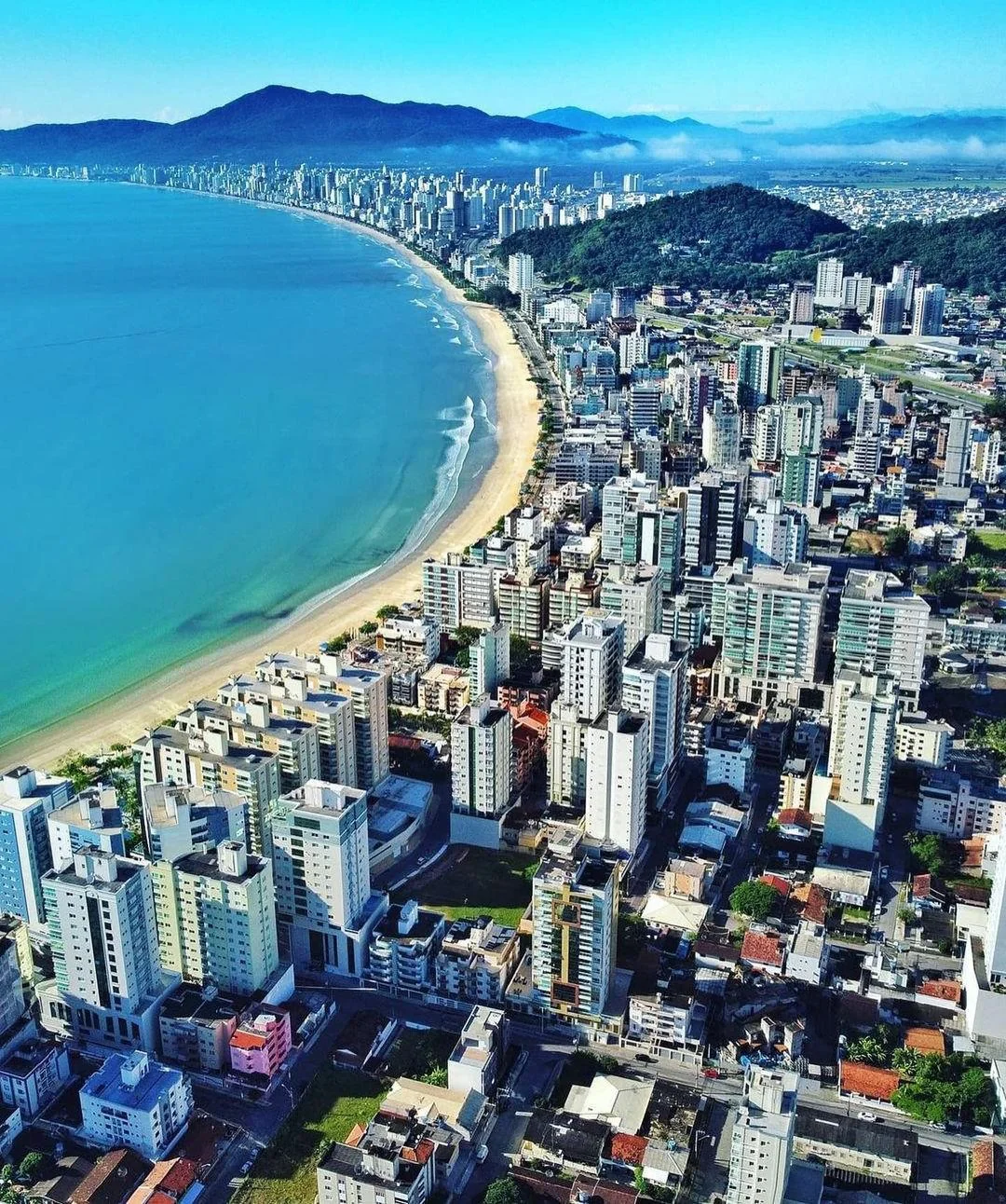 Vista aérea de Itapema, SC — cidade com prédios à beira-mar